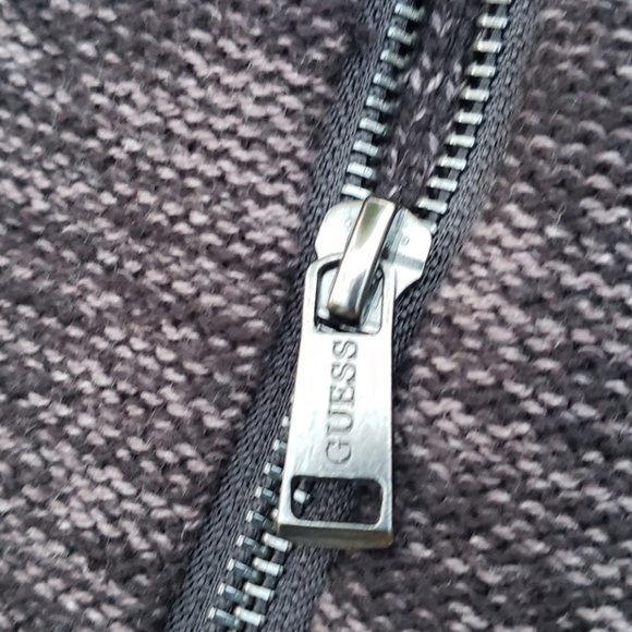 New GUESS Drian Mock-Neck Zip Sweater - Picture 8 of 8